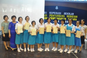 Semua ahli Tingkatan 5 & 6 diberi sijil penghargaan atas sumbangan mereka.