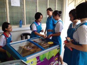 Pelbagai jenis aiskrim telah dijual kepada murid-murid.