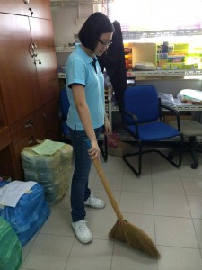 Kelihatan seorang ahli koperasi sedang menyapu lantai supaya sentiasa bersih.